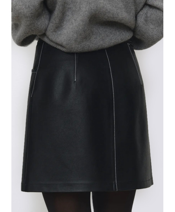 Чорна міні-спідниця зі штучної шкіри з контрастною строчкою