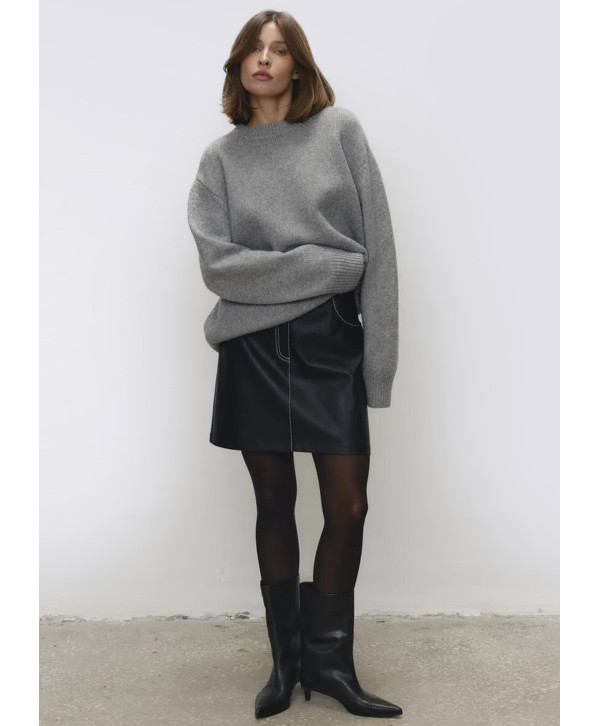 Чорна міні-спідниця зі штучної шкіри з контрастною строчкою